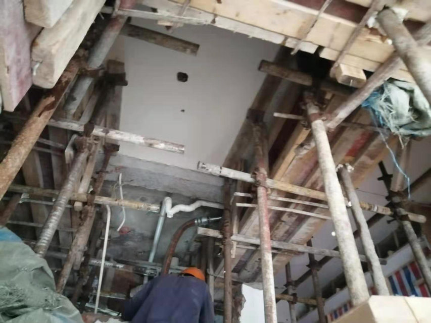 �����ש�������׵��������ϣ�